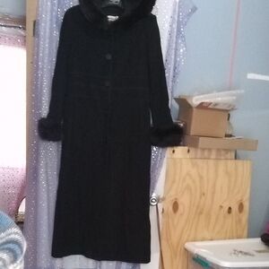 Elegant Black Long Coat with Hooded Fur Trim